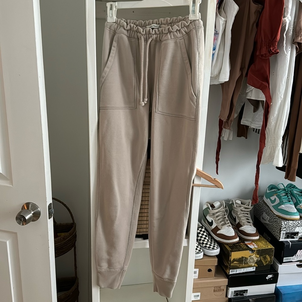 Abercrombie women’s tan joggers